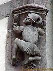 Détail d'une sculpture en bois sur la maison des Acrobates, Blois, France.