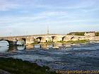Le Pont Jacques Gabriel, dernier pont en dos d'âne construit sur la Loire, Blois, France.