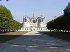 Vue depuis une allée du parc, Château de Chambord, France.