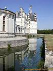Reflet dans la douve, Chambord, France.