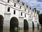En barque sous les arches de Diane, Chenonceau, France.