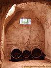 Tonneaux dans la cave creusée dans le tuffeau, Château d'Ussé, France.