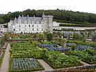 Vue sur la façade depuis le potager, Château de Villandry, France.