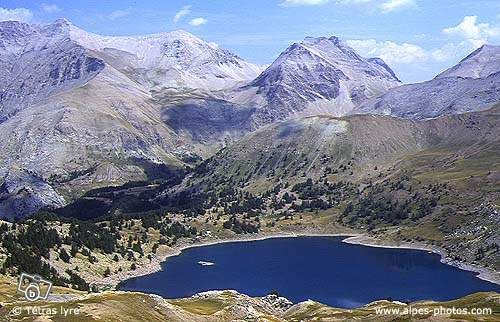 Lac bleu outremer au milieu des montagnes
