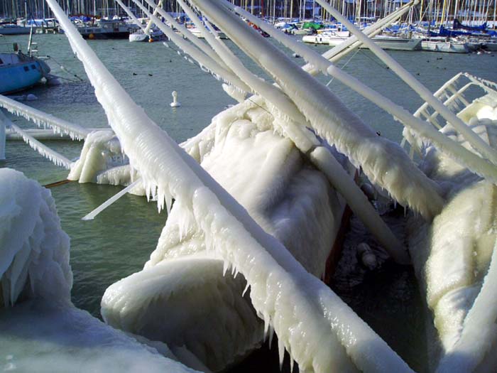 Ice boat :: lac Léman, Suisse
Cet hiver dernier a été meurtrier lors d'un trés fort coup de vent sur le Lac Léman - Suisse
Mots-clés: lac Léman Suisse