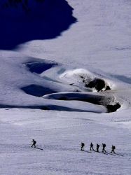 File indienne et pas de géants.jpg