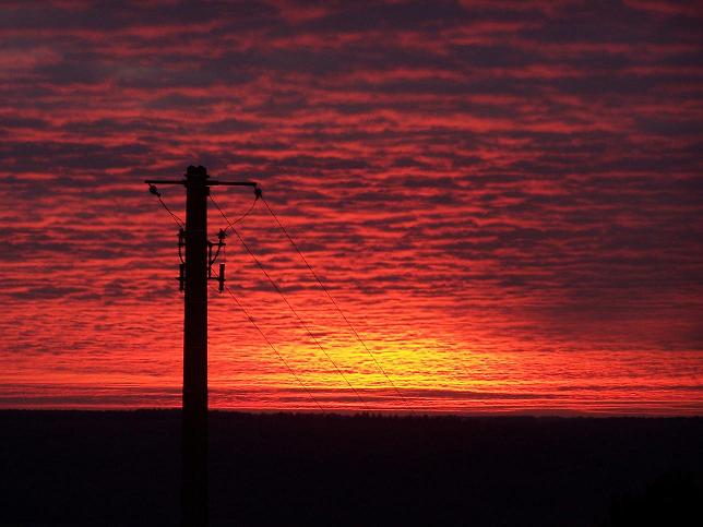 Coucher de soleil normand
J'ai du rouler a 140 sur la petite route de campagne qui rend sur une colline derriere chez moi pour attraper ce soleil rouge . D'ailleurs je n'ai pris que 2 photos car apres c'est fini 
