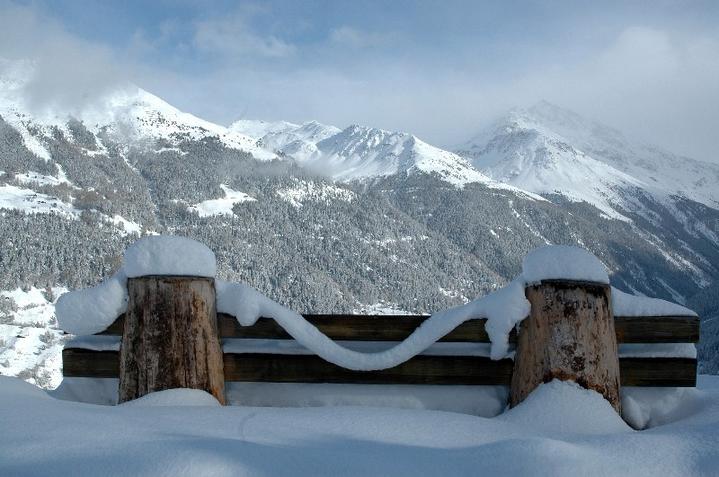 Vue du banc sur le massif montagneux
Mots-clés: banc