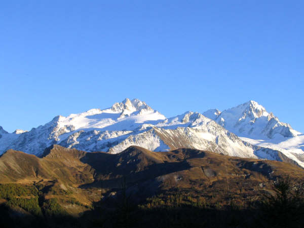 Aiguilles du Tour et du Chardonnet, vallée de Chamonix
Début de l'hiver au fond de la vallée de Chamonix  les hauts sommets enneigés contrastent avec les paturages et les dominent  majestueusement.
Mots-clés: barrage Emosson