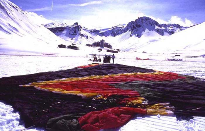 Tignes :: Montgolfière, étrange masse de tissu sur la neige
Montgolfière en attente de gonflement sur le manteau neigeux.
Mots-clés: Tignes Haute-Savoie