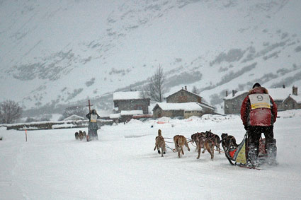 La Grande Odyssée, course de chiens de traineaux la plus difficile au monde traverse Bonneval sur Arc.
Jacques Philip et son attelage sur les talons de l'Americain Ken Anderson. A l'arrivée ils seront respectivement 1er et 2eme.
Mots-clés: Bonneval sur Arc Haute Maurienne Vanoise