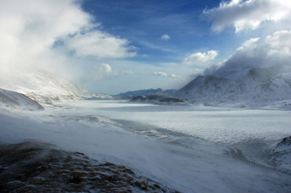 Le lac du Mont Cenis juste avant la tempête.
Photo prise juste avant que le tempête ne se lève sur le lac, le ciel tourmenté témoigne de la force des vents.
Mots-clés: lac Mont-Cenis
