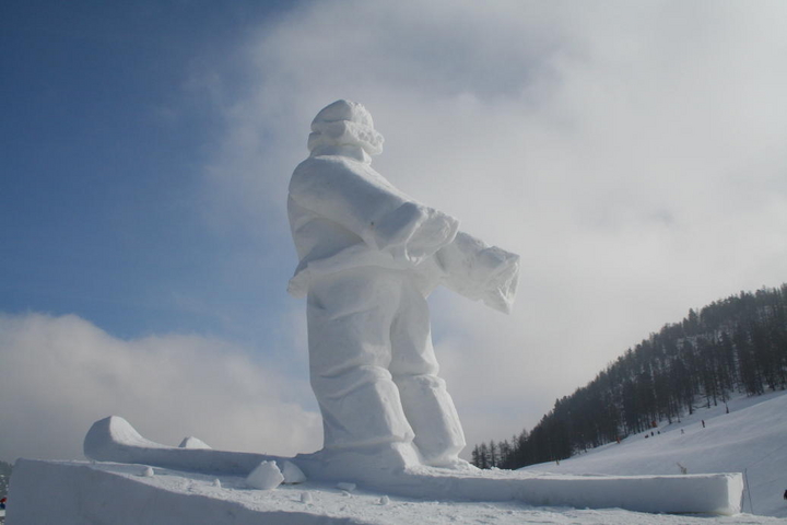 Sculpture éphémère de skieur en glace à Montgenevre
février 2006
Mots-clés: Montgenevre