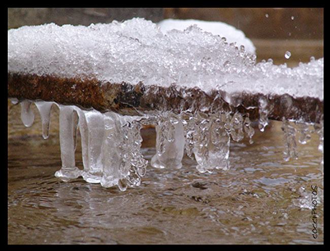Fontaine gelée sous la neige, l'eau dans tous ces états
Mots-clés: fontaine eau hiver gel glace neige goutte
