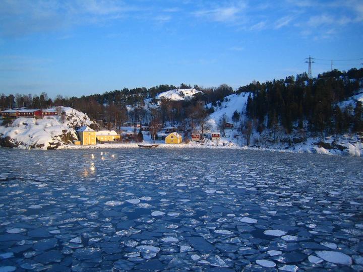 Lac gelé en Suède avec plein de petits glaçons
lac gelé Suede
Mots-clés: Suède