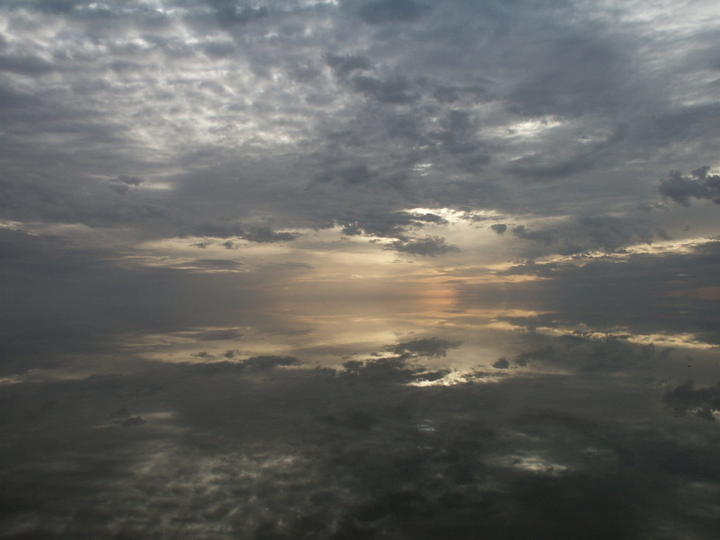 Le Chott EL Jerid (lac salé) et sa pellicule d'eau hivernale.
Photo prise le jeudi 29 décembre 2005 sur la route qui relie Tozeur à Kébili (Tunisie). 
Mots-clés: reflet chott El-Jerid