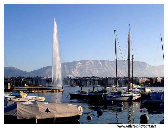 Harmonie hivernale dans la rade de Genève, jet d'eau et Salève
Paysage hivernal aux couleurs pastel. Salève (montagne) au manteau de neige. Jet d'eau dans la rade de Genève. 28 janvier 2007.   
Mots-clés: Suisse Genève Salève paysage lac hiver