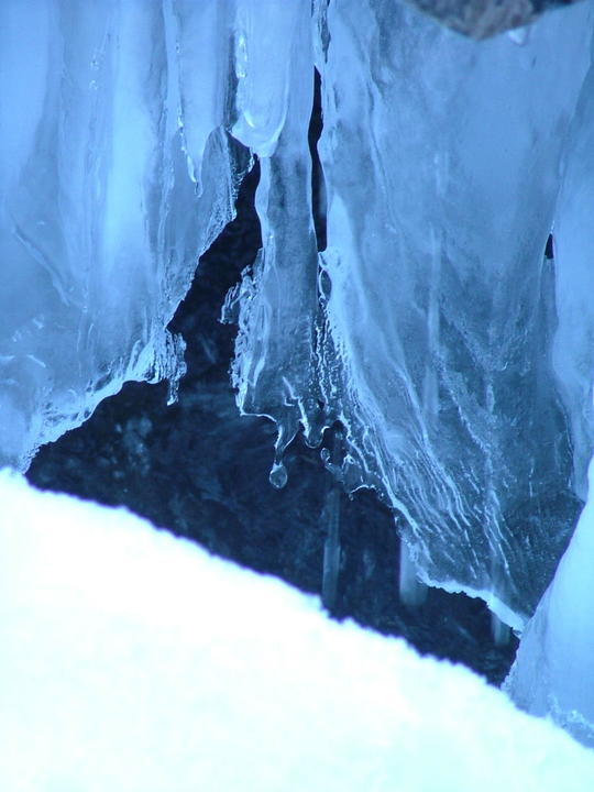 Voile de glace en Ubaye  (Alpes de Haute Provence)
une goutte d'eau, Perlette... part pour son classique voyage.
Photo prise lors d'une rando en Ubaye, début janvier 2007, alors qu'il faisait assez froid pour avoir ce voile de glace.
Mots-clés: froid glace Perlette goutte eau