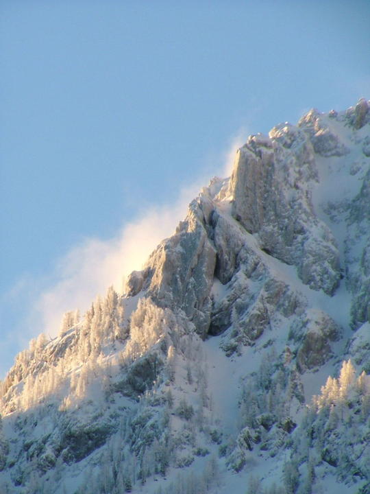 Crête en Ubaye (Alpes de Haute Provence)
crête en Ubaye (Alpes de Haute Provence) après une rare chute de neige de ce drôle d'hiver. La roche mouillée par la pluie a collé la neige quand le froid est enfin arrivé
Mots-clés: neige froid vent