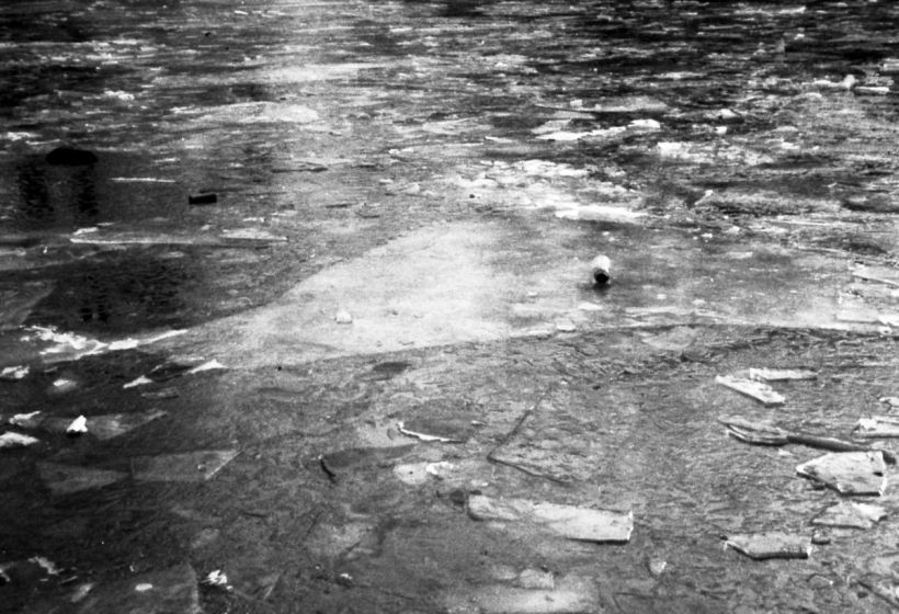 Bouteille d'eau prise dans les eaux gelées
