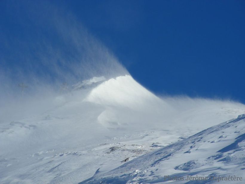 Grang vent, Pointe de Merdassier, Aravis
La Pointe de Merdassier (2413 m.) est le premier sommet (le plus septentrional) que l'on rencontre sur la longue crête qui mène, depuis le col des Aravis
