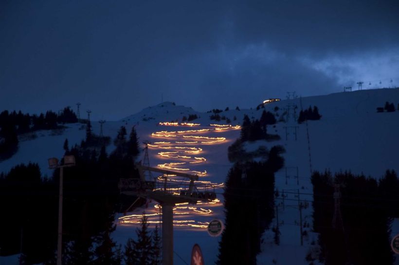 Serpent de feu de la descente aux flambeaux à ski
Descente aux flambeaux
Vitesse 1,6s
ouverture4,5 
réalisée avec un D70 sur pied
Mots-clés: ski neige flambeau nuit photo
