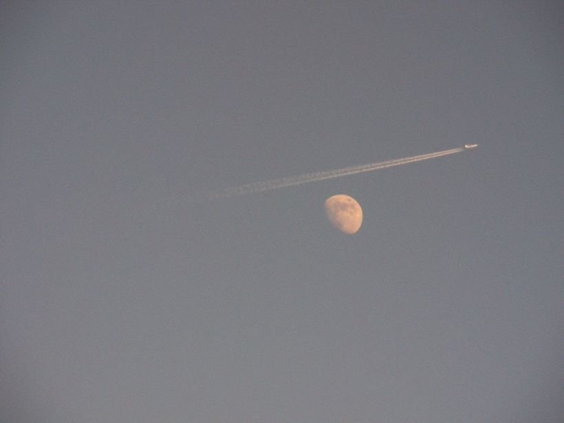 Rencontre de la lune et de l'avion à La Pesse, Jura
Journée à la pesse dans le jura par un dimanche eneigée et ensoléillé 
