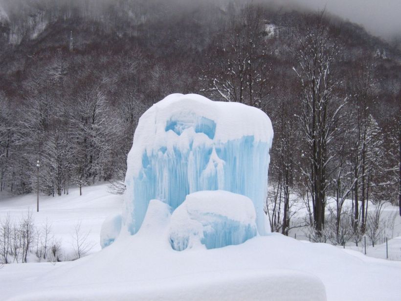 Bloc de glace, un hiver rigoureux dans les alpes Italiennes
Au pied des Alpes, un bloc de glace émerge comme un buisson bleu
Mots-clés: glace alpes bleu
