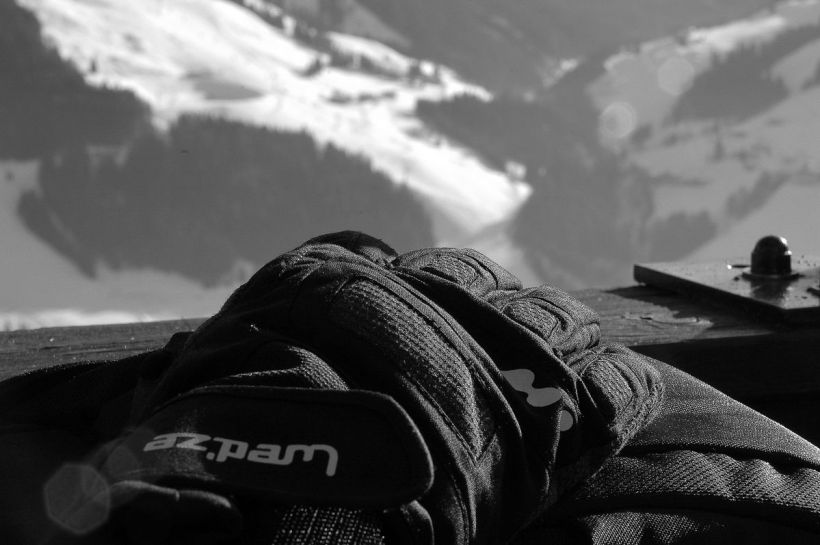 Snowboarder contemplant la vallée
un snowboarder qui se repose en contemplant la vallée 
Mots-clés: snowboarder
