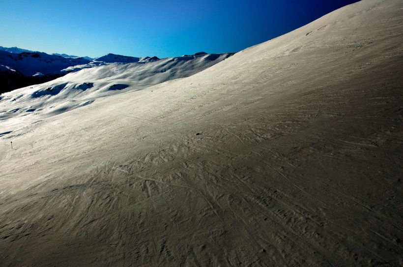 Ski hors piste, la belle descente
ski hors piste par une belle journée ensoleillée 
Mots-clés: ski