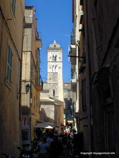Rue face au clocher, Bonifacio, Corse - France