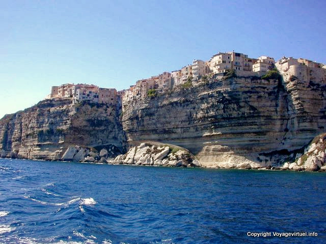 Bonifacio, autre vue sur les falaises, Corse - France
