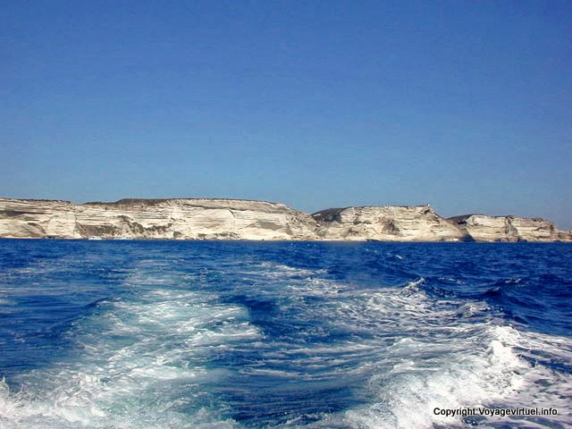 Bonifacio, éloignement des falaises, Corse - France