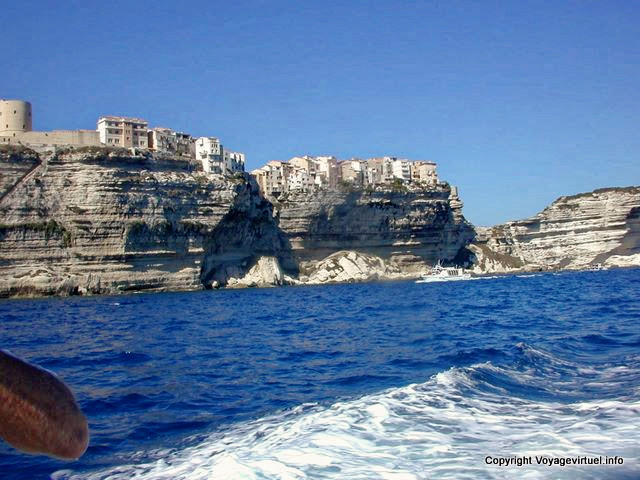 Bonifacio, au pied des falaises, Corse - France