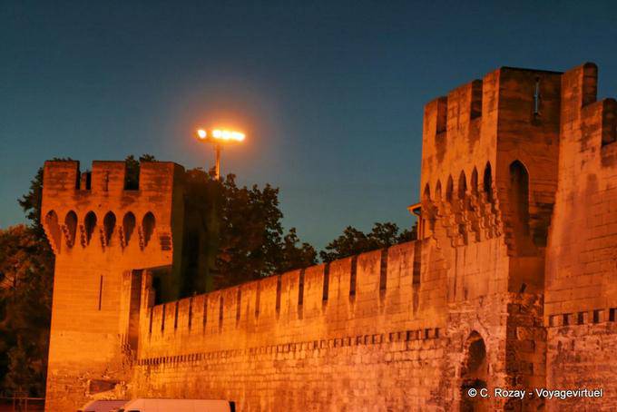 Tours et murailles crenelées la nuit, Avignon, Provence, France