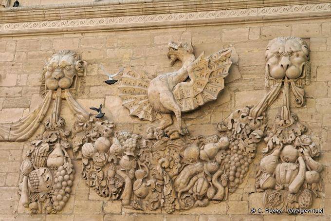 Sculptures sur la façade droite de l'Hôtel des Monnaies, Avignon, Provence, France