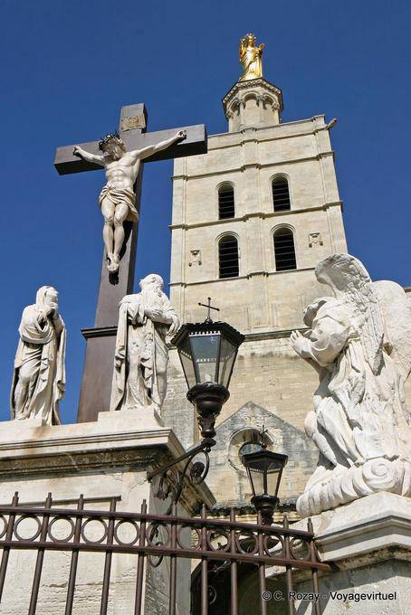 Christ crucifié avec ange le regardant, statuaire au pied de Notre-Dame des Doms, Avignon, Provence, France