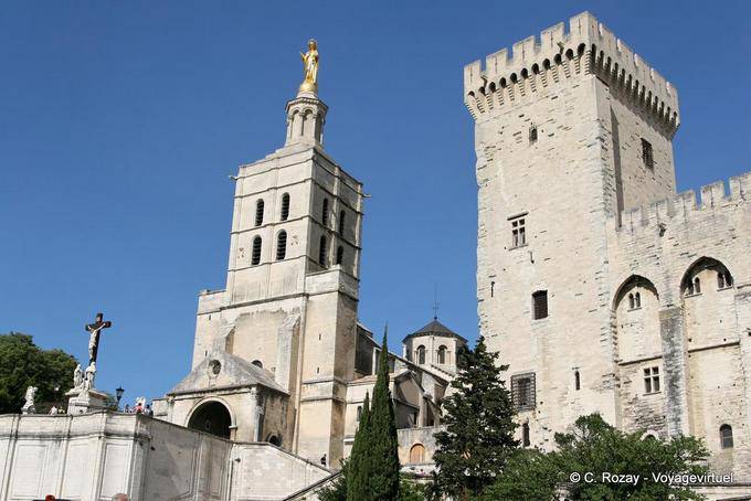 Notre-Dame des Doms, vue d'ensemble du site depuis le pied du rocher, Avignon, Provence, France