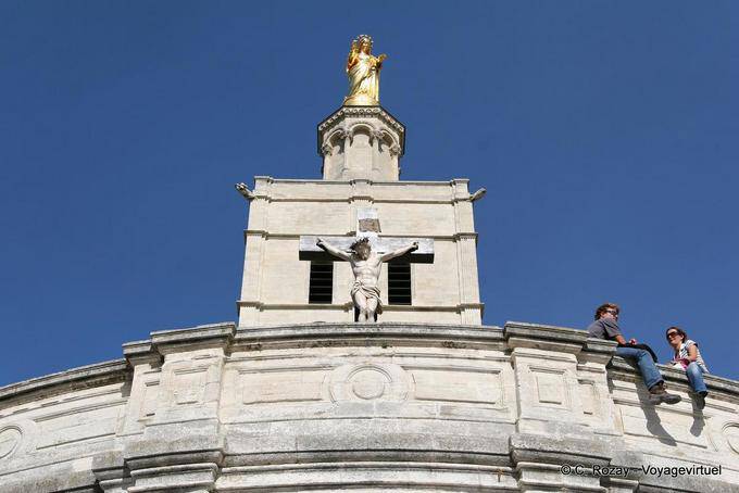 Vierge dorée au sommet de la flèche de la cathédrale Notre-Dame des Doms, Avignon, Provence, France