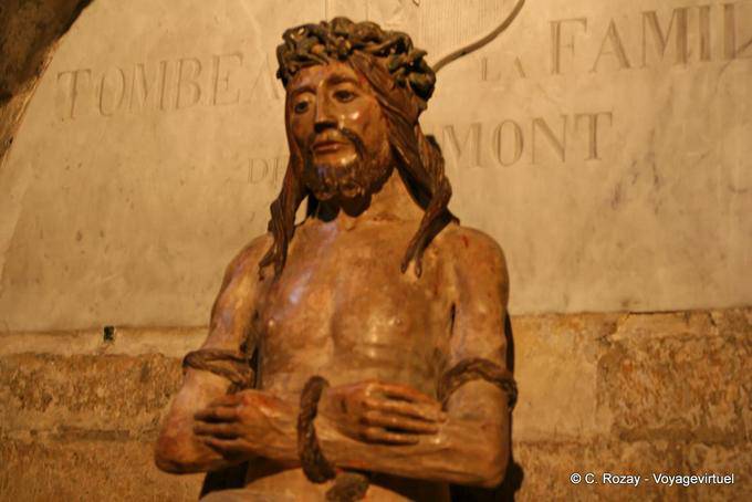 Sculpture de Christ en bois devant un tombeau familial, Notre-Dame des Doms, Avignon, Provence, France