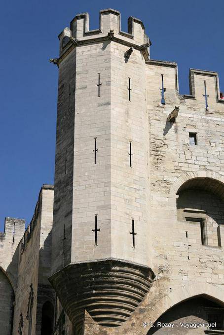 La Tour d'Angle en gros-plan avec ses gargouilles, Palais des Papes, Avignon, Provence, France