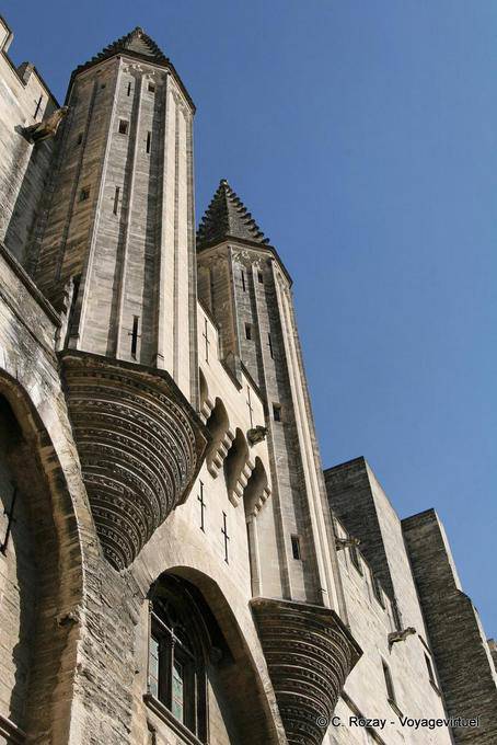 Les deux tourelles au dessus de la porte des Champeaux, Palais des Papes, Avignon, Provence, France