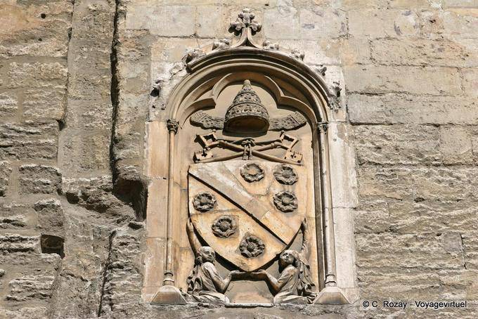 Les armoiries de Clément VI au-dessus de la porte des Champeaux, Palais des Papes, Avignon, Provence, France