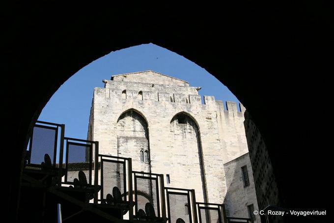 Modernisme en ombre sur le gothique du Palais des Papes, Avignon, Provence, France