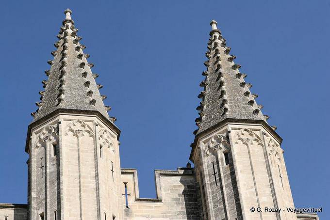 Détail du haut des tourelles de la façade principale du palais, Avignon, Palais des Papes, Provence, France
