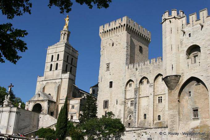 Tour de la Campane du Palais des Papes et clocher de ND des Doms, Avignon, Provence, France