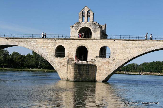 Pont d'Avignon, sur la deuxième arche est édifiée la chapelle Saint-Bénézet, et au-dessus, la chapelle Saint-Nicolas, Provence, France