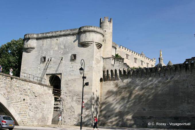 Fortifications et pont-levis à l'entrée de la ville, pont Saint-Benezet, Avignon, Provence, France