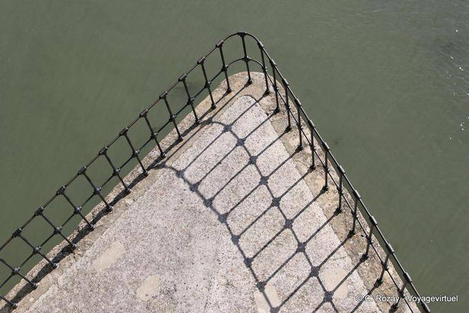 Socle triangulaire d'une arche face au courant du Rhône, pont Saint-Benezet, Avignon, Provence, France
