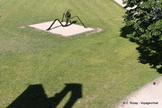 Avignon, sculpture en métal dans le parc près du pont Saint-Benezet, Provence, France